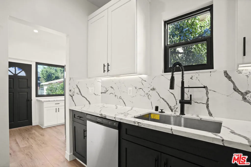 2745 Kenwood Avenue, Los Angeles, California 90007 home-pic-17